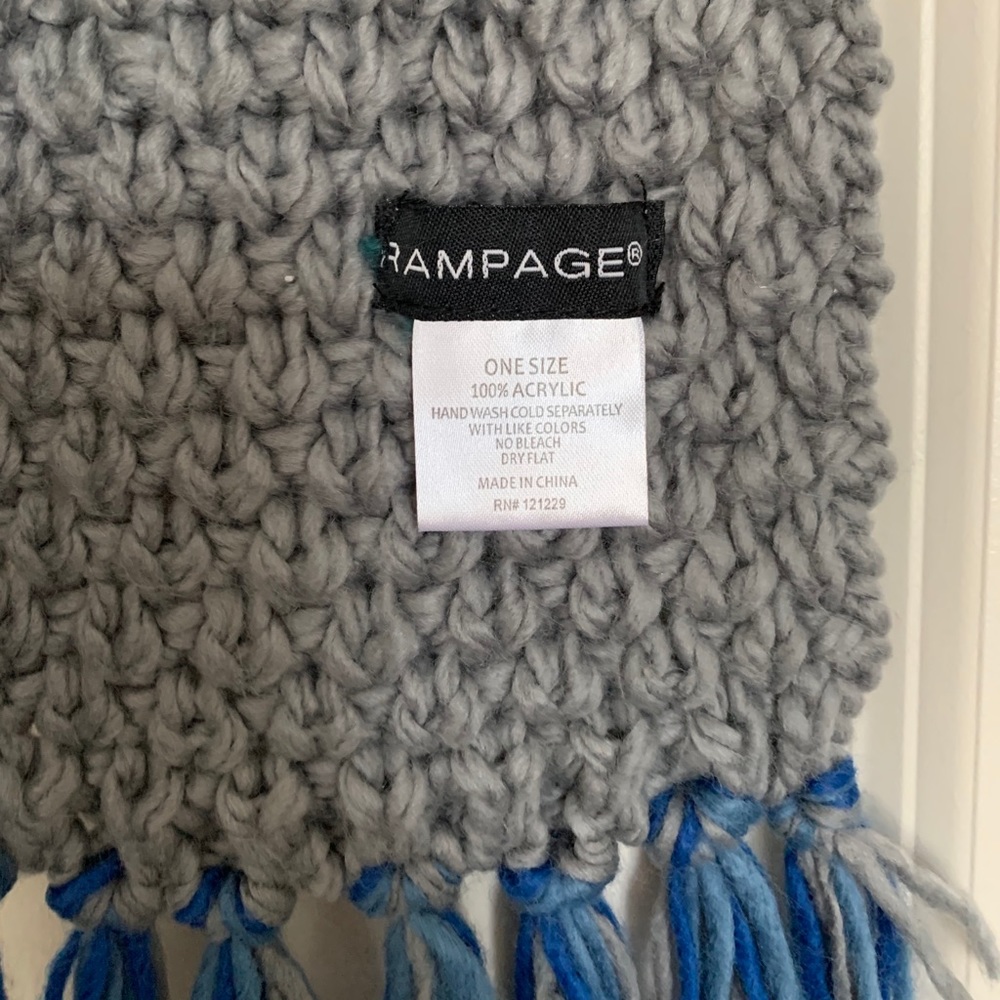 Long Scarf 🧣 - Picture 2 of 4